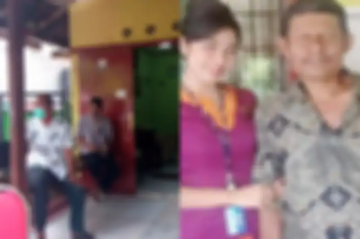 Rumah Mia Tresetyani Wadu (22) di di Jalan Tukad Gangga, Gang Tirta Gangga, Denpasar, Bali, Jumat (15/1/2021) (kiri) dan foto Mia Trestyani Wadu dan ayahnya (kanan).