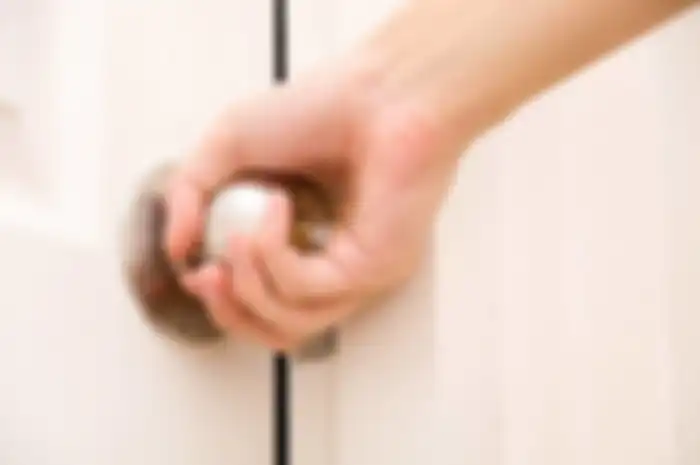 Curiga Anaknya Tiba-tiba Pulang dan Mengunci Pintu Kamar, Seorang Ibu Syok Saat Tahu Kondisi sang Putri