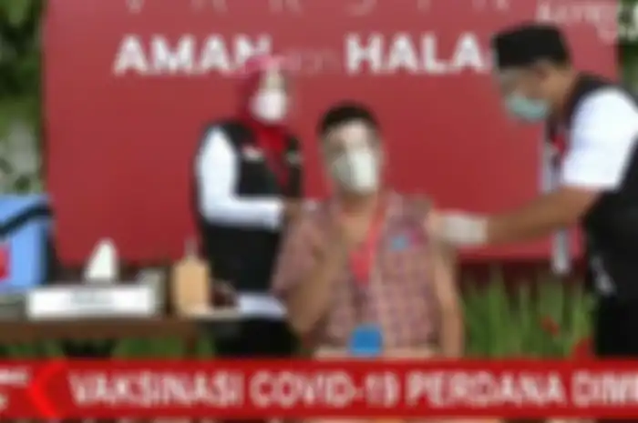Raffi Ahmad saat disuntik vaksin Covid-19 perdana di Istana Negara, Rabu (13/1/2021)