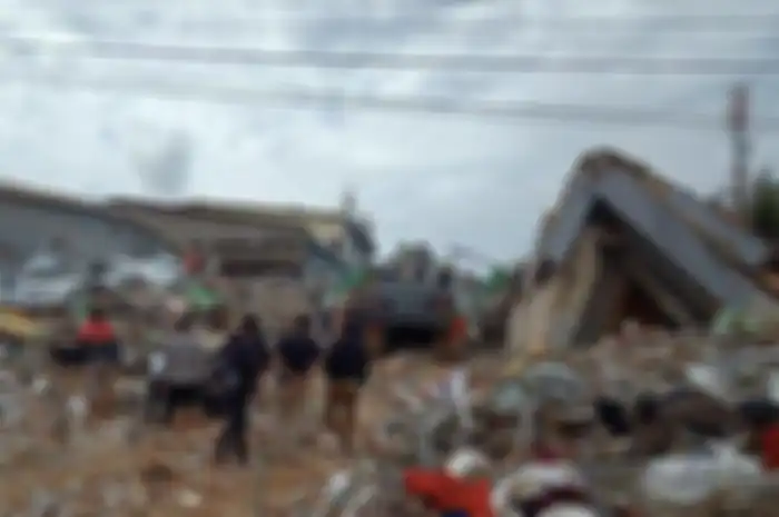 Proses Evakuasi korban gempa Mamuju oleh tim sar gabungan. 