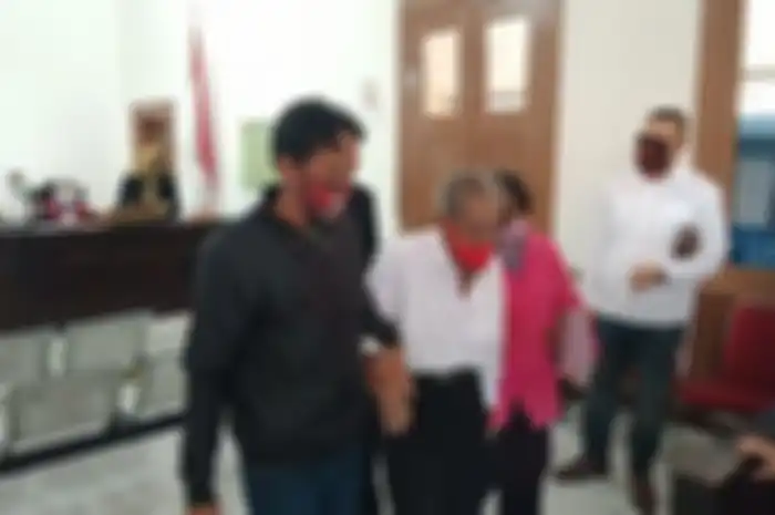 RE Koswara (85), pria asal Kecamatan Cinambo Kota Bandung hadir di persidangan Pengadilan Negeri Bandung, Selasa (19/1/2021), dengan dipapah dua anaknya, Imas dan Hamidah.