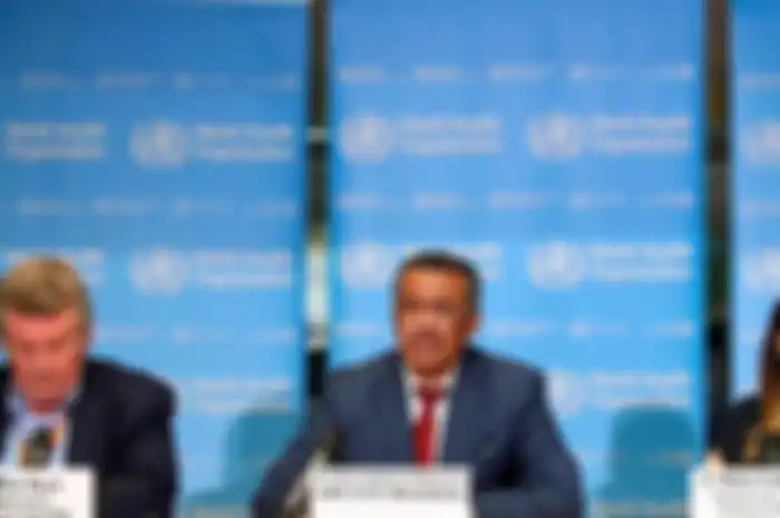 Direktur Program Keadaan Darurat Kesehatan WHO Michael Ryan dan Maria Van Kerkhove, Pimpinan Teknis WHO mengapit Direktur Jenderal WHO Tedros Adhanom Ghebreyesus.