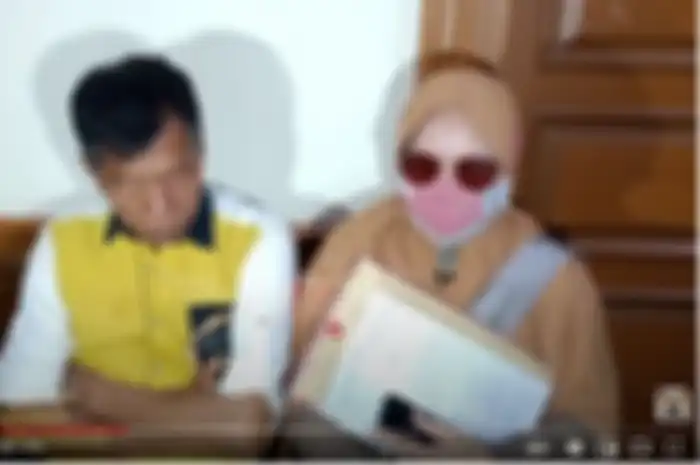 Rohimah Alli dan Kiwil setelah menghadiri pra-mediasi sidang perceraiannya di Pengadilan Agama Jakarta Selatan, Rabu (20/1/2021).