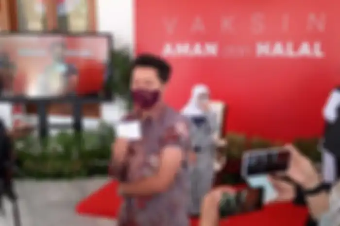 Youtuber Bayu Skak disuntik vaksin di Gedung Negara Grahadi Surabaya, Kamis (14//1/2021).  