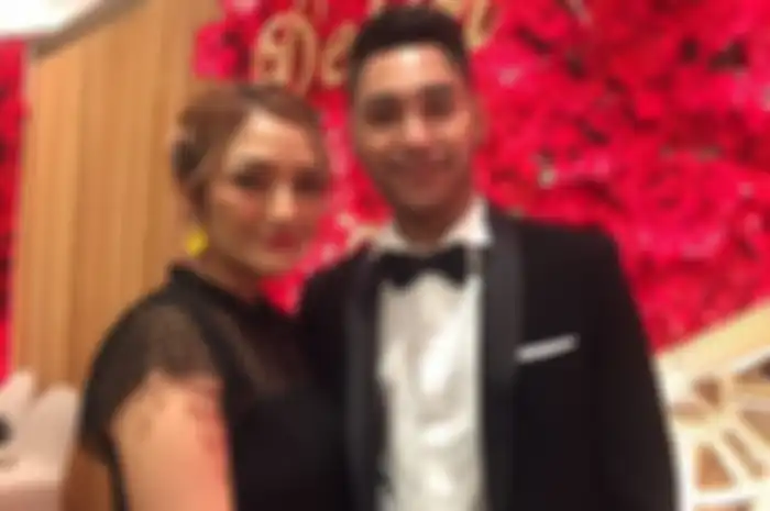 Siti Badriah dan suaminya Krisjiana saat ditemui di resepsi pernikahan Delon dan Aida di Grand Hyatt, Jakarta Pusat, Minggu (11/11/2019)