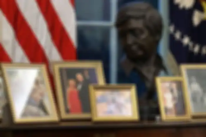 Selain foto tokoh terkenal, Joe Biden juga memajang foto keluarganya.