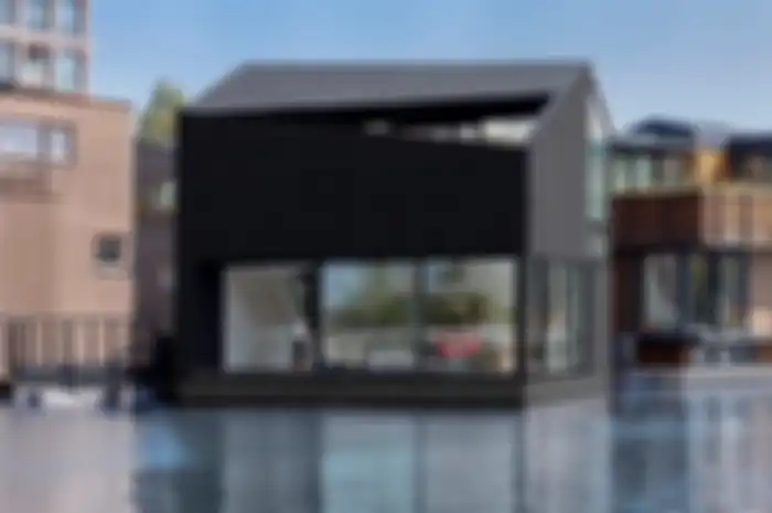 Rumah terapung ini dibangun di bekas lingkungan industri di Amsterdam.