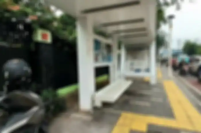 Halte bus yang dijadikan tempat bermesum pria dan perempuan, di depan SMKN 34 Jakarta, Kecamatan Senen, Jakarta Pusat, Jumat (22/1/2021). 