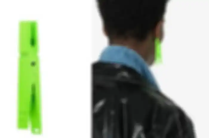 Anting-anting mirip jepit jemuran
