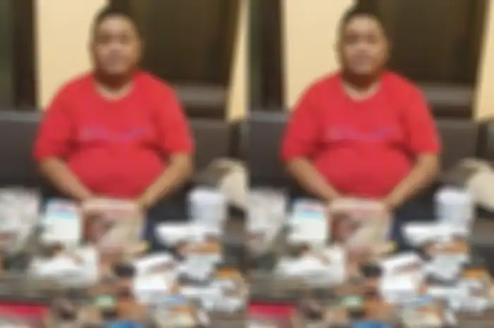 Sumaryono, warga Dusun Kandangan, Desa Kedungrejo, Baron, Nganjuk saat diamankan oleh Jajaran Polres Kediri bersama barang bukti. 