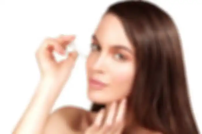Ilustrasi memakai serum