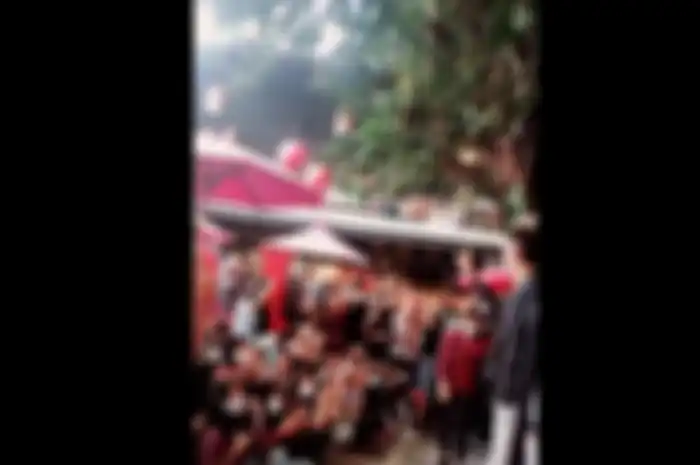salah satu tangkapan layar yang menunjukkan adanya kerumunan dalam jumpa fans artis tik tok asal Solo, Viensboys di salah satu restoran di Kota Madiun, Jawa Timur, Minggu (24/1/2021)