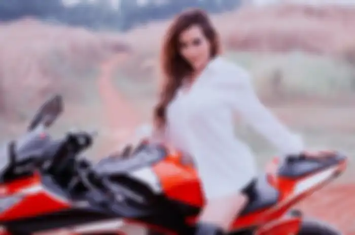 Penyanyi dangdut Nita Thalia di atas motor