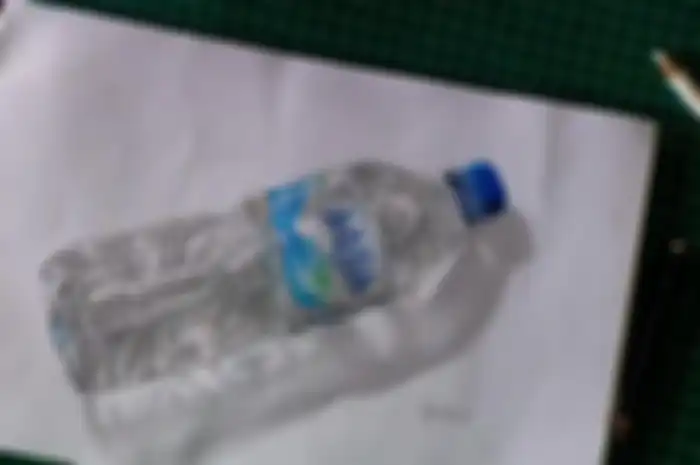 Lukisan viral botol Aqua asli
