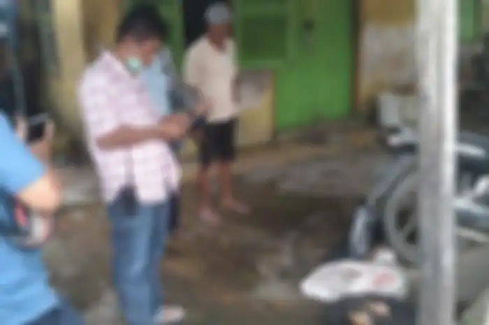 Anggota Polsek Medan Area melakukan pengecekan di lokasi jagal kucing, 