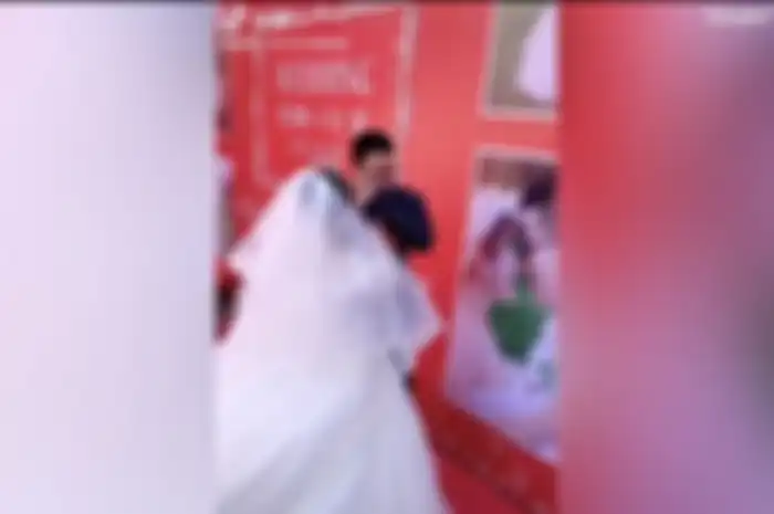 Pengantin pria yang diidentifikasi bernama Tuan Li menangis dengan istrinya, Shi, harus menenangkannya. Li menangis dan meminta maaf karena tidak ada keluarga dan teman-teman mereka yang datang ke resepsi, buntut pemberlakuan Covid-19 yang dilakukan pemerintah China.