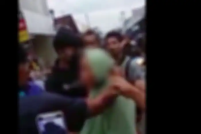 RN (50) Warga Sidareja, Cilacap yang tertangkap saat melakukan aksi pencopetan di Pasar Mandiraja, Banjarnegara, Jawa Tengah, Sabtu (30/1/2021)