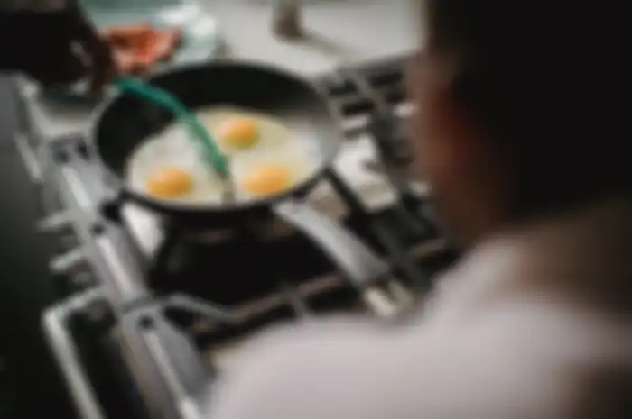 Ilustrasi memasak telur