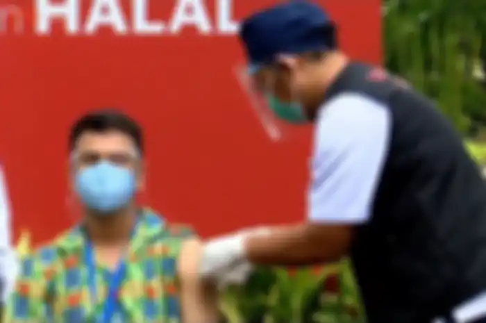 Pembawa acara Raffi Ahmad menjalani vaksin Covid-19 tahap kedua, Rabu (27/1/2021)