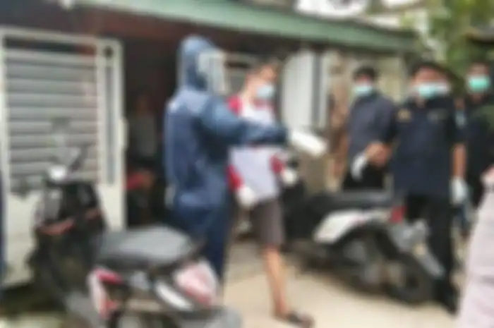 Cowok Pengedar Sabu Ditangkap Polisi, Ngaku Positif Covid-19 Aparat Auto Mundur Ganti APD Dulu!