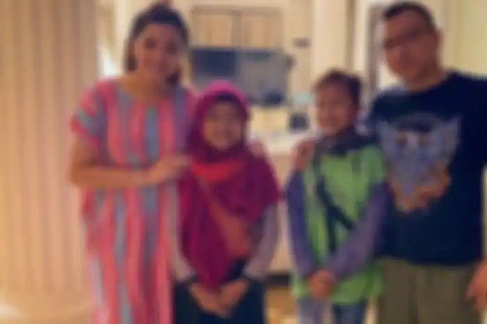 Anang Hermansyah dan Ashanty bersama dua anak angkat mereka, Putra dan Aulia. 