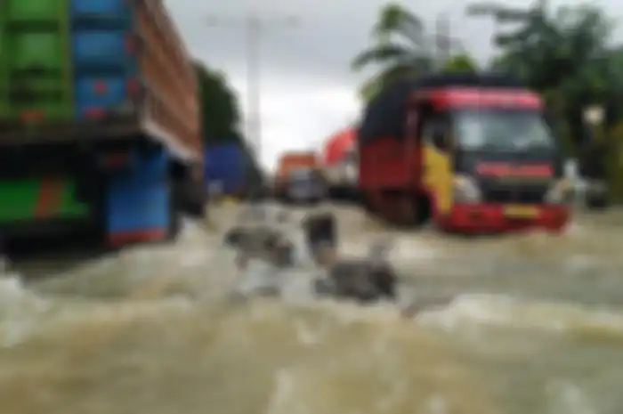 Jalur pantura di Kabupaten Kendal terendam banjir setingi 40 cm, Minggu (07/02/2021).