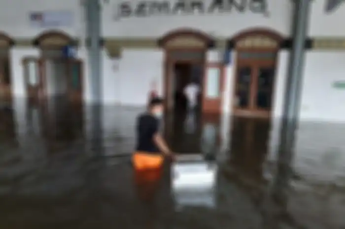 Banjir Semarang melumpuhkan simpul transportasi.