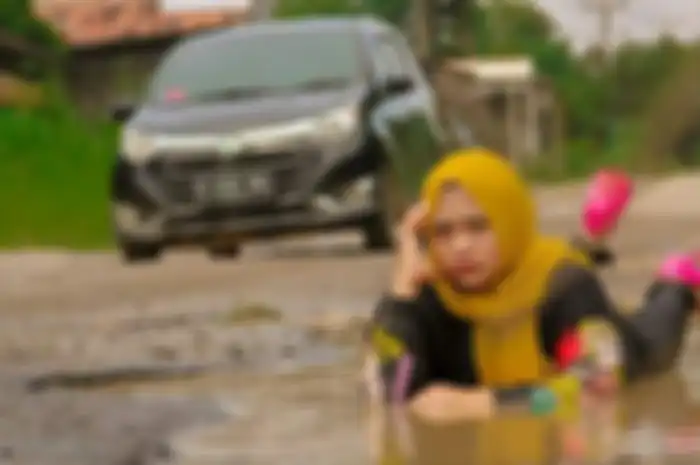 Foto aksi menyindir jalan rusak oleh warga Tanjung Bintang. 