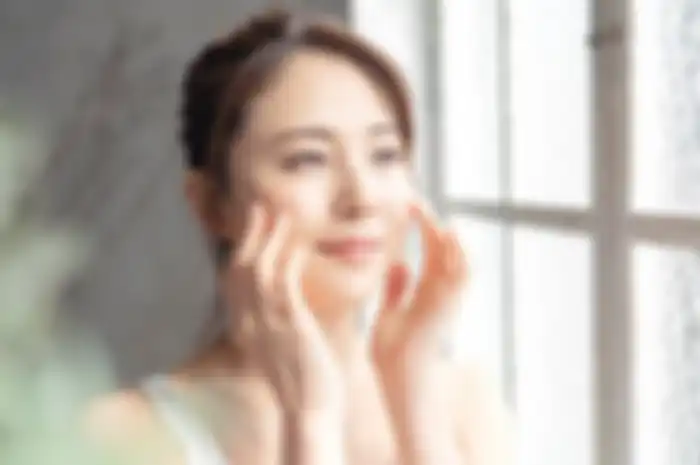 Ilustrasi memakai skincare
