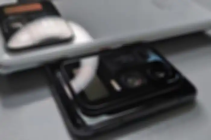 Tampilan bodi belakang Xiaomi Mi 11 Ultra dengan opsi dua warna hitam dan putih.