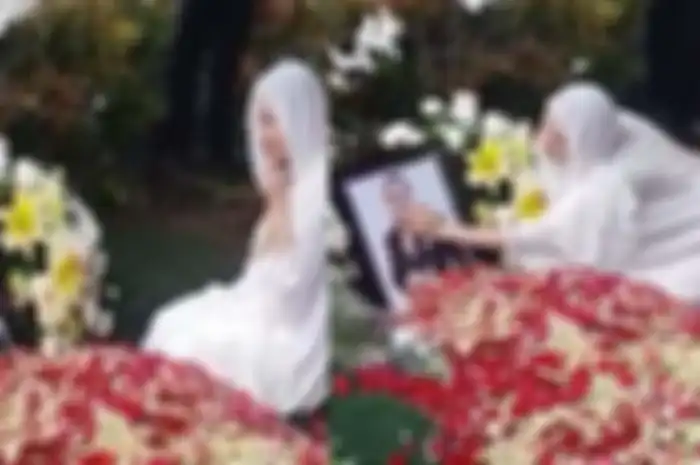 BCL saat bersimpuh di depan pusara Ashraf Sinclair, menangis saat elus foto suami 