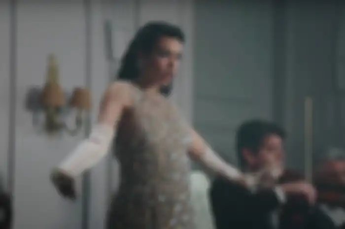 Dua Lipa dalam video musik 'We're Good'.