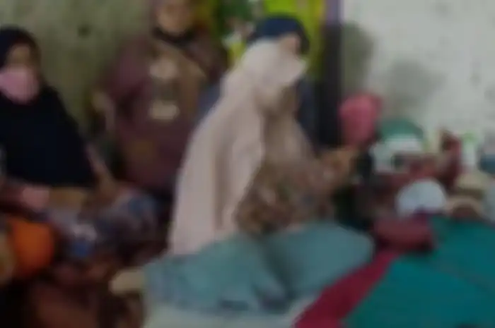 Siti Jainah menggendong bayi yanhg dilahirkannya tanpa merasa hamil