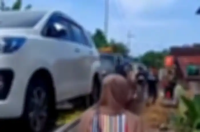 Mobil towing bawa mobil baru, penuhi jalan desa di Tuban.