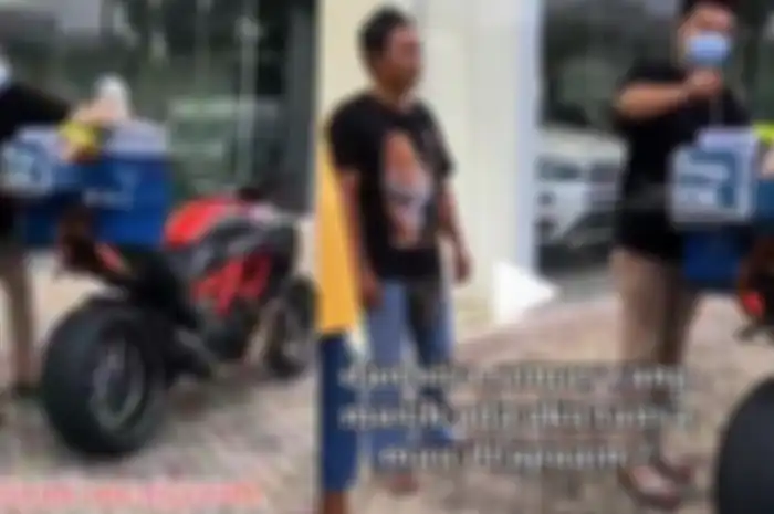 Seorang pria sedang menjual siomay menggunakan motor mahal Ducati seharga Rp 200 juta. Video menjadi viral karena mengundang keingintahuan, asli atau settingan? 