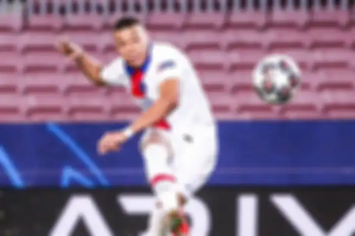 Kylian Mbappe mencetak hattrick kala bertandang ke Camp Nou pada Rabu (17/2/2021).