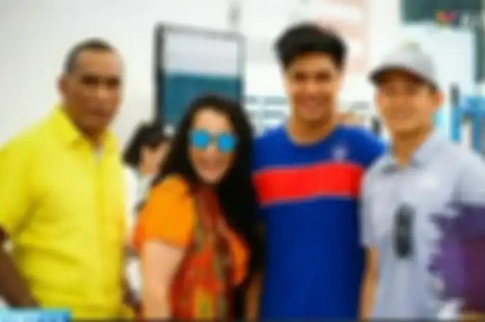 Max Armand berpose dengan Jennifer Jill, Phlo dan Rio Haryanto 