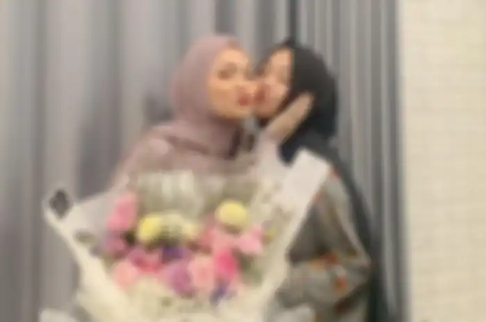 Foto Putri Delina dan Nathalie Holscher