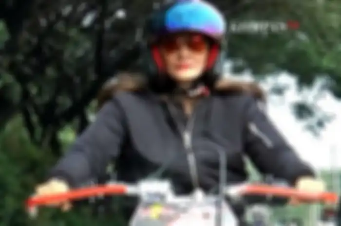 Potret cantik Kompol Yuni Purwanti naik motor trail, kini terjerat kasus narkoba.