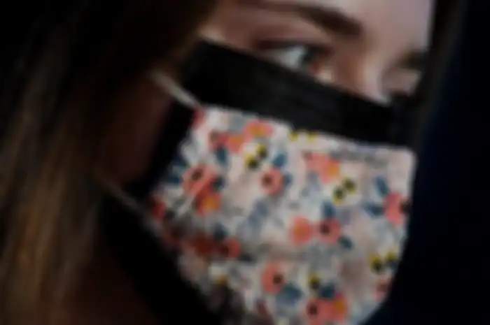 Anjuran penggunaan masker yang benar dari CDC, masker medis dilapis masker kain.