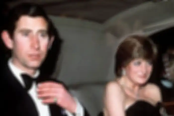 Pangeran Charles memarahi Putri Diana yang berpakaian warna hitam.