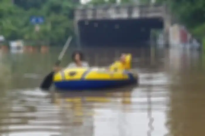 Kondisi Terowongan Cawang yang tidak bisa dilalui pengguna jalan karena banjir, Makasar, Jakarta Timur, Sabtu (20/2/2021). 