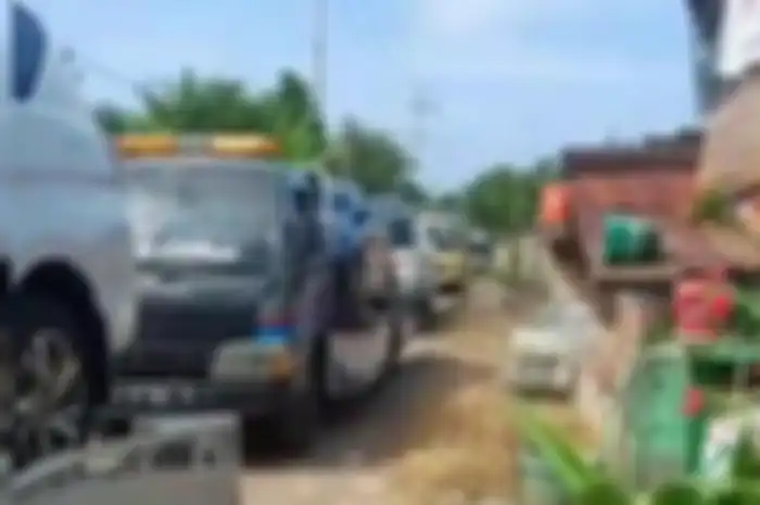 Capture video viral warga Desa Sumurgeneng, Kecamatan Jenu, Kabupaten Tuban, beli mobil ramai-ramai. 