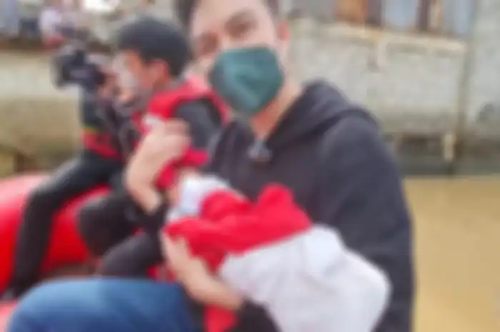 Baim Wong saat bantu evakuasi bayi dari banjir Jakarta