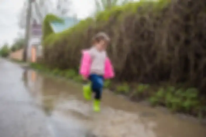 Hati-hati! Banjir bisa mendatangkan banyak penyakit bagi anak, begini tips yang harus orangtua tahu.
