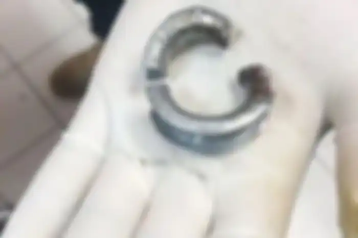 Cincin baja yang dipakai seorang pria di alat kelaminnya 