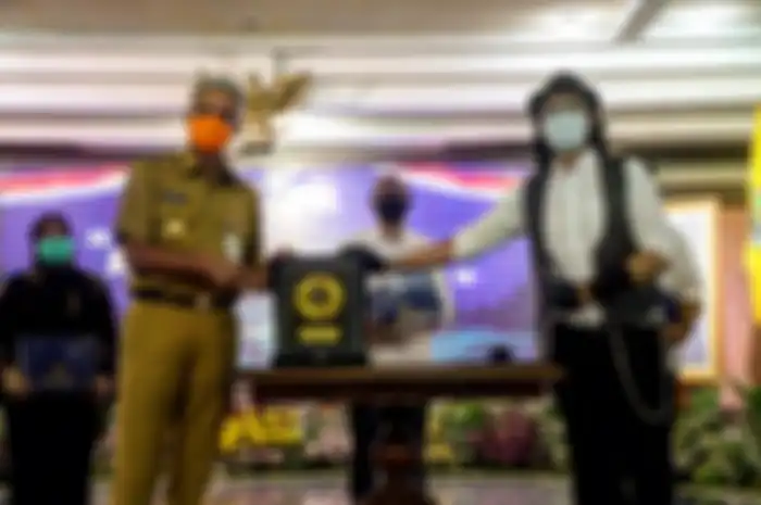 Ketua Umum Kagama, Ganjar Pranowo menerima secara simbolis lagu Kagama Bhakti dari para personil Padi Reborn di Semarang, Jawa Tengah, Senin, 22 Februari 2021.