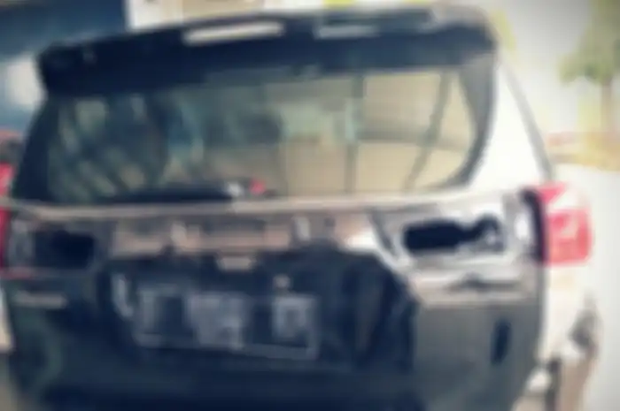 Kijang Innova milik miliarder Tuban yang mengalami perbaikan bodi