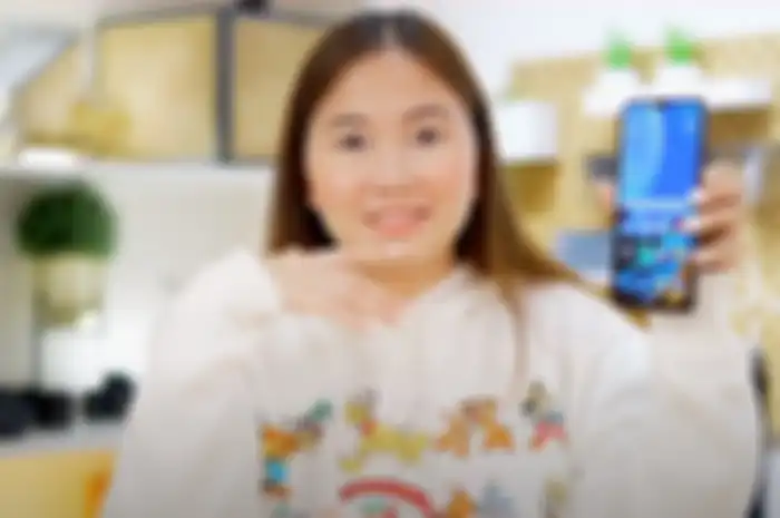YouTuber Mary Bautista saat melakukan review dan unboxing Xiaomi Redmi 9T beberapa minggu yang lalu