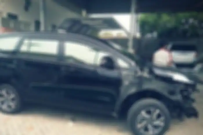 Salah satu mobil Desa Miliarder di Tuban yang rusak akibat kecelakaan lantaran sang pemilik yang belum mahir mengemudi